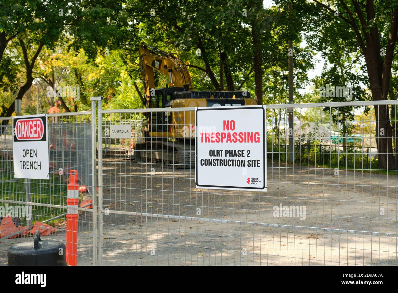 Kein Trespassing-Schild am Zaun am Eingang der OLRT Phase 2, Baustelle. Ottawa, Kanada. September 25, 2020 Stockfoto