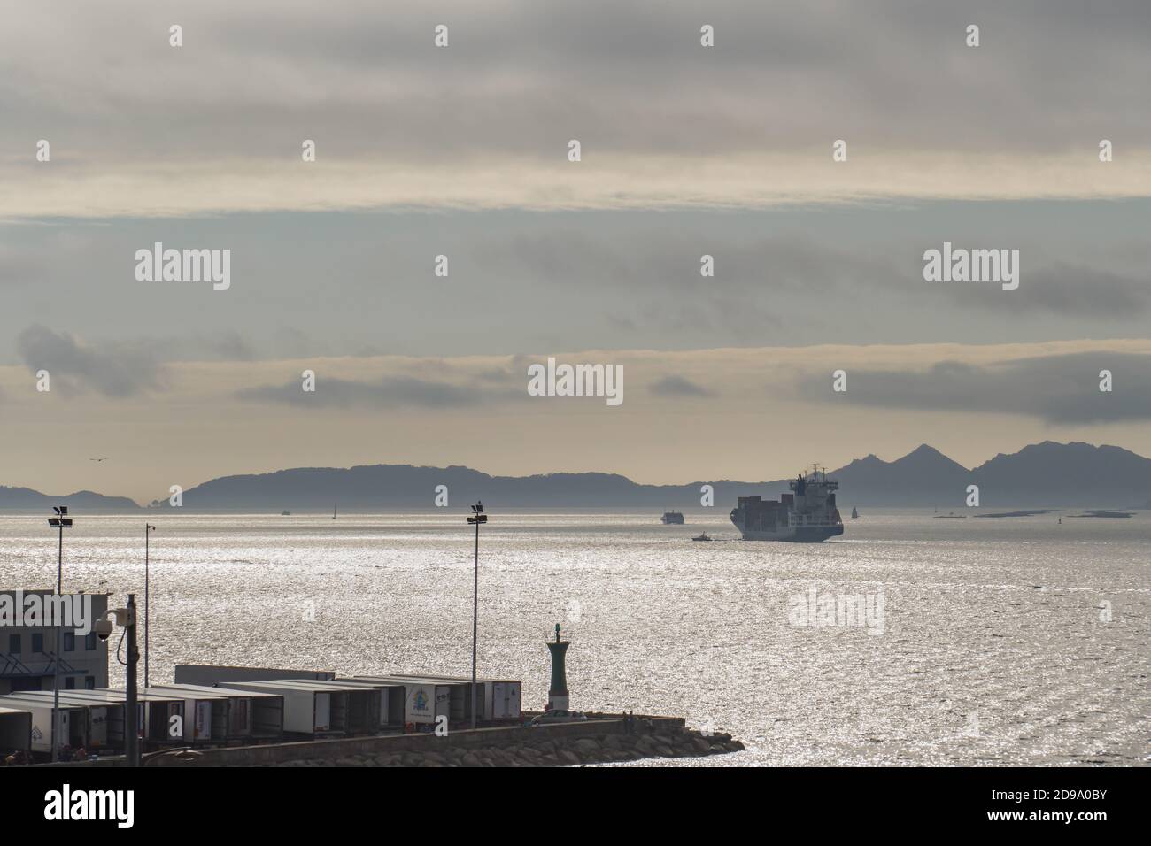 Blick auf die Bucht von vigo bei Sonnenuntergang mit dem isles Cies im Hintergrund Stockfoto