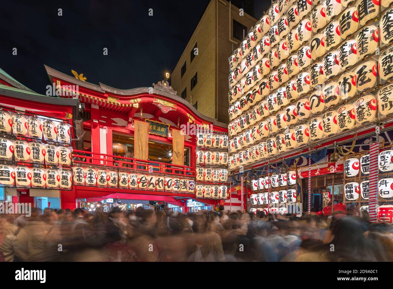 asakusa, japan - november 08 2019: Gakudou-Plattform für Kagura-Tanz von einem gekrümmten Karahafu-Dach aus leuchtendem japanischem Papierlanze überblickt verwendet Stockfoto