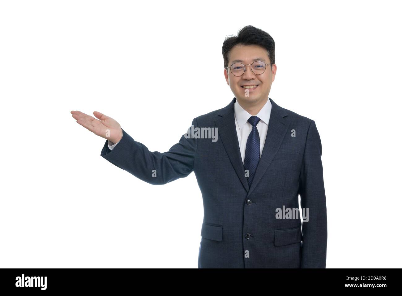 Weißer Hintergrund und Gesten eines asiatischen Geschäftsmannes mittleren Alters. Stockfoto