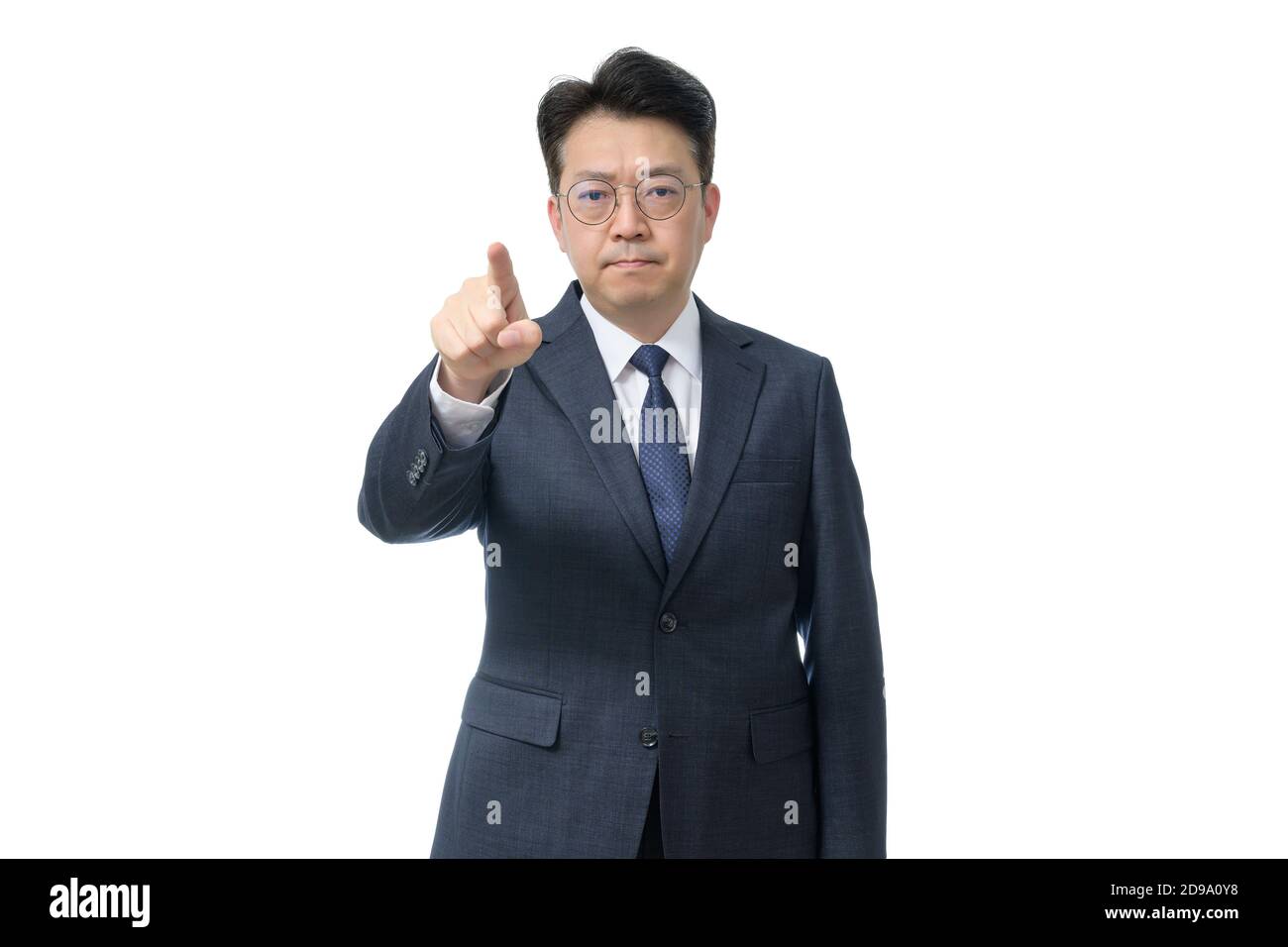 Weißer Hintergrund und Gesten eines asiatischen Geschäftsmannes mittleren Alters. Stockfoto