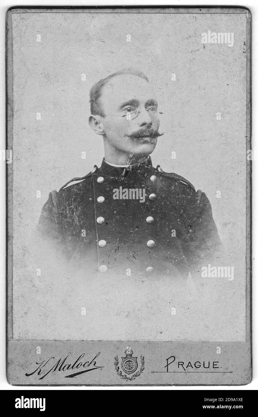 Vintage Foto zeigt Porträt reifen Mann. Soldat mit höherem Rang. Das Foto wurde in Österreich-Ungarn oder auch in Österreich-Ungarn Monarchie aufgenommen. Stockfoto