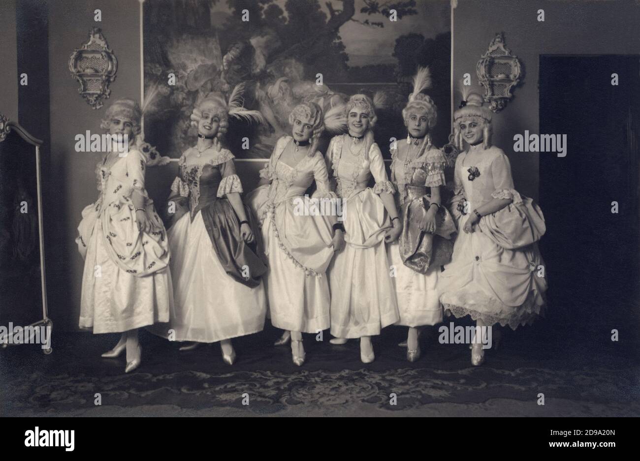 1920 Ca, ITALIEN: Sechs Frauen in Marie Antoinette XVIII Jahrhundert  ausgefallene Kleider für einen Kostümball. - Nobilta' italiana - Adel -  Fancy dress - ritratto - Portrait - Karneval - Festa ballo