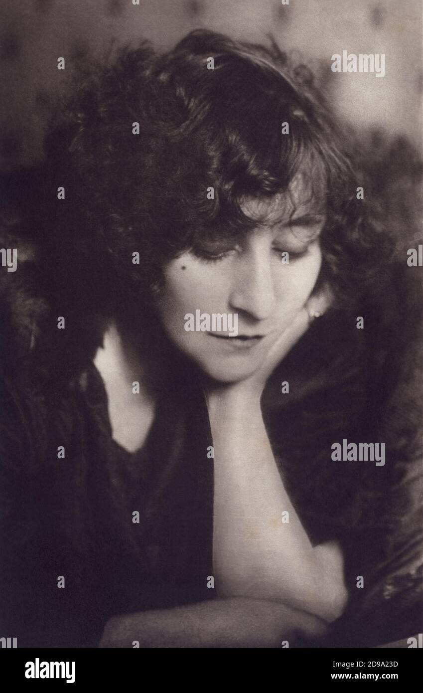 1920 Ca, FRANKREICH : die französische Schriftstellerin COLETTE Willy ( geboren Sidonie Gabrielle Colette - Saint-sauveur-en-Puisaye , Yonne 1873 - Paris 1954 ). Foto von Henri Manuel , Paris - SCRITTRICE - SCRITTORE - LETTERATURA - LITERATUR - letterato - ritratto - Portrait - BELLE EPOQUE © Archivio GBB/ Stockfoto