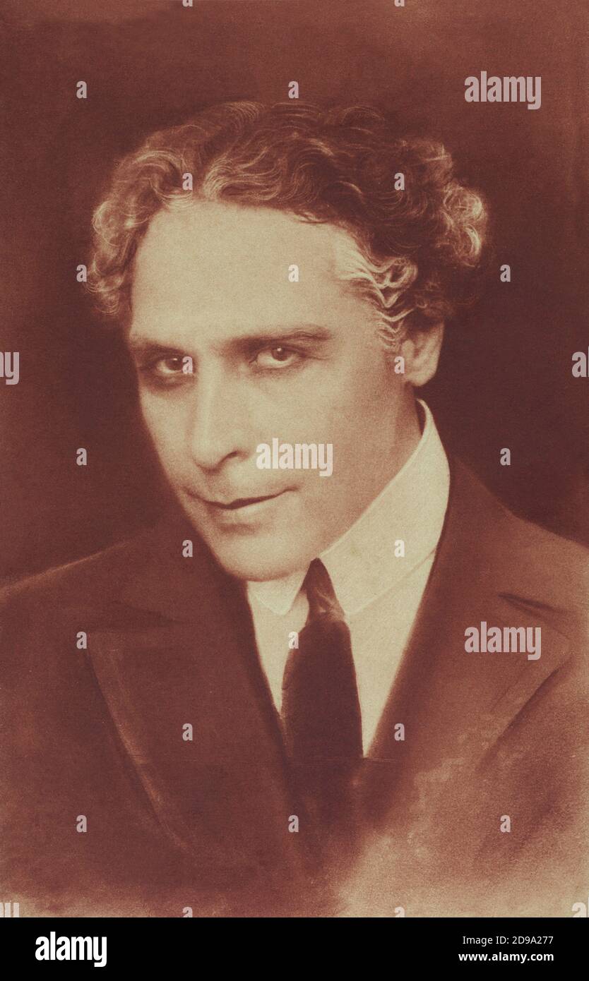 1925 ca. : der italienische gefeierte Stummfilmschauspieler , Regisseur und Drehbuchautor FEBO MARI ( geboren Alfredo Rodriguez , Messina 1881 – Roma 1939 ). Gefeiert für die Rolle im Stummfilm IL FUOCO ( 1915 ) von Giovanni Pastrone , aus einem Roman von Gabriele D'Annunzio , und TIGRE REALE ( 1916 ) von Giovanni Verga von Pastrone . Im Jahr 1916 führte Mari Regie bei der gefeierten Schauspielerin Eleonora Duse in CENERE, aus einem Roman von Grazia Deledda. - REGISTA CINEMATOGRAFICO - sceneggiatore - ritratto - Portrait - Dannunzio - D' Annunzio - CINEMA MUTO - Kragen - colletto - Krawatte - Cravatta ---- Archivio GBB Stockfoto