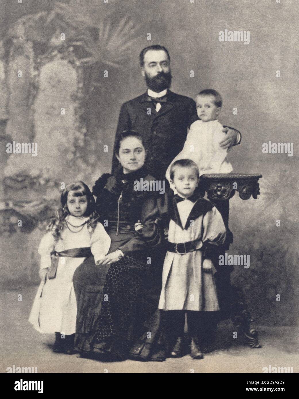 1895 ca, Genova , ITALIEN : der kommunistische italienische Politiker PALMIRO TOGLIATTI ( Genova 1893 - 1964 ) in die Hände seines Vaters ANTONIO TOGLIATTI auf einem Familienfoto mit Mutter TERESA VIALE und den Brüdern CRISTINA und EUGENIO - PCI - P.C.I. - PARTITO COMUNISTA ITALIANO - COMUNISMO - LIBERAZIONE - RESISTENZA - Portrait - ritratto - POLITICA - POLITICO - ITALIA - POLITIC - ITALIEN - lens - occhiali da vista - tie - cravatta - Kragen - colletto - RESISTENZA - family - famiglia - padre - madre - fratelli - Kinder - Kind - bambino - Bambini © Archivio GBB / Stockfoto