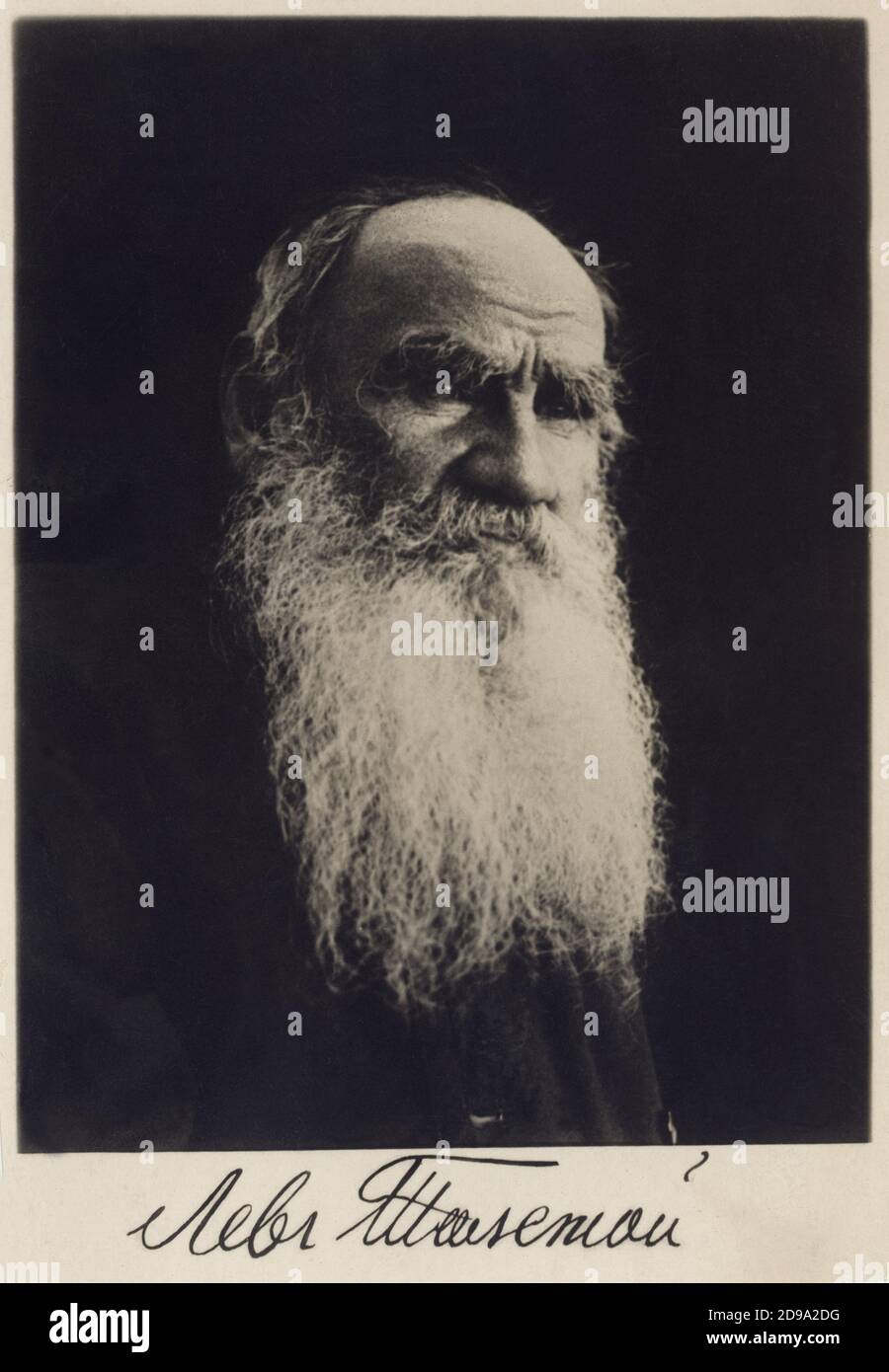 1910 ca. : der berühmte russische Schriftsteller Graf LEO TOLSTOI ( Leone , Lev Nikolaevic , Lev Tolstoi , Tolstoj, Leon , 1828 - 1910 ) , war ein russischer Schriftsteller, Schriftsteller, Essayist, Dramatiker und Philosoph sowie pazifistischer christlicher Anarchist und Bildungsreformer. Er ist vielleicht das einflussreichste Mitglied der aristokratischen Familie Tolstoi. Als Romanautor gilt Tolstoi als einer der größten Romanciers, besonders bekannt für seine Meisterwerke Krieg und Frieden und Anna Karenina. - SCRITTORE - TOLSTOJ - LETTERATO - LETTERATURA - LITERATUR - DICHTER - POETA - POESIE - Stockfoto