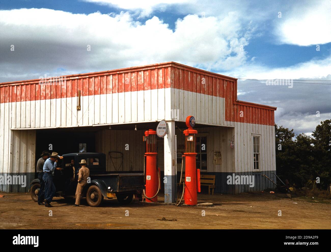 1940 , oktober , New Mexico , USA : Tankstelle und Garage in Pie Town, New Mexico . Foto von american Russell LEE ( geboren 1903 ) Für die UniRed angegeben US Office of war Information - Fotograf .- VEREINIGTE STAATEN - FOTO STORICHE - GESCHICHTE - GEOGRAFIA - GEOGRAPHIE - AGRICOLTURA - AGRICOLTORI - ALLEVATORI di BOVINI - ALLEVAMENTO BOVINO - KUH - Cowboy - CONTADINI - Rinder - Rodeos - ANNI QUARANTA - 1940er Jahre - 40er Jahre - '40 - campagna - Land - DISTRIBUTORE POMPE DI BENZINA - carburante - OFFICINA RIPARAZIONE MECCANICA - AUTOMOBIL - AUTO - Auto - furgone - Camion - VERTREIBER VON GASPUMPEN - Stockfoto