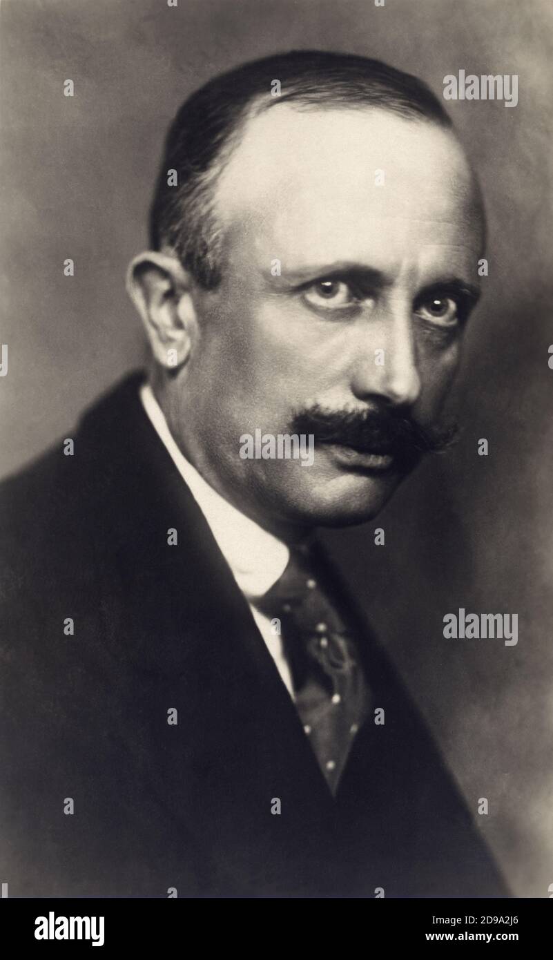 1925 Ca, ITALIEN : der italienische Dramatiker Dramatiker, Schriftsteller und Dichter ALESSANDRO VARALDO (1878 - 1953 ). Varaldo può essere considerato a pieno diritto il capostipite della narrativa ' gialla ' nella letteratura italiana. Le sue storie, per gran parte ambientate tra Genova e Ventimiglia, sono State tute pubblicate nell'arco di Tempo tra il 1898 e il 1946 . - LETTERATO - SCRITTORE - LETTERATURA - Literatur - drammaturgo - Dramatiker - TEATRO - THEATER - commediografo - TEATRO - THEATER - THEATER - POETA - POESIE - POESIA - baffi - Schnurrbart - Krawatte - cravatta - GIALLO - GIALLISTA - TRILLER -- Stockfoto