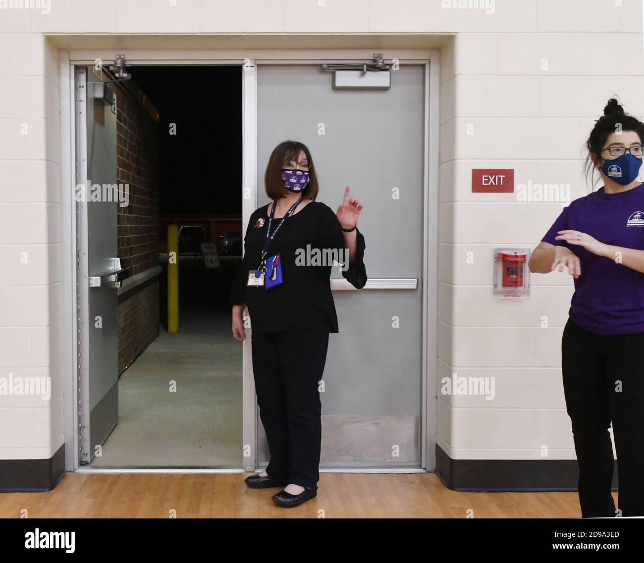 Racine, Wisconsin, USA. November 2020. KRISTINE SCHULZ, Linke, und EMELIA LIEN warten darauf, dass es 20:00 Uhr ist, um die Tür zu den Umfragen an der knapp Elementary School in Racine, Wisconsin, am Abend des Wahltages zu schließen. Ein Stadtbeamter sagte, dass viele Verzögerungen bei der Abstimmung waren wegen der Anzahl der Menschen, die sich anmelden, um zum ersten Mal zu wählen. (Bild: © Mark HertzbergZUMA Wire) Stockfoto