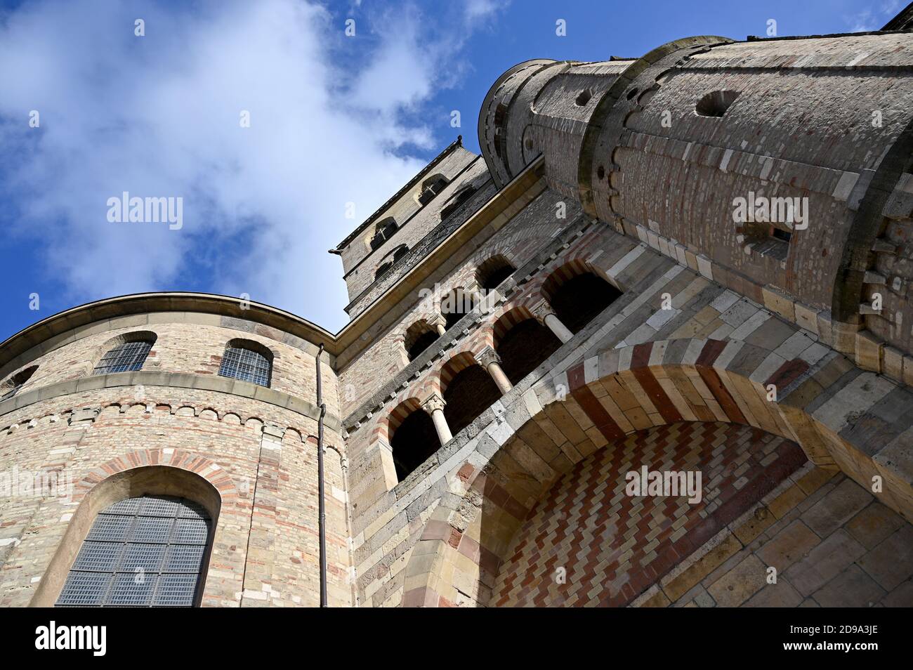 Trier, Deutschland. November 2020. Die Außenansicht der Hohen Domkirche St. Peter. Die katholischen Diözesen in Rheinland-Pfalz und im Saarland bereiten sich nach der neuen Regelung der kirchlichen Anerkennungszahlungen für Opfer von Missbrauch auf hohe Zahlungen vor. Quelle: Harald Tittel/-//dpa/Alamy Live News Stockfoto