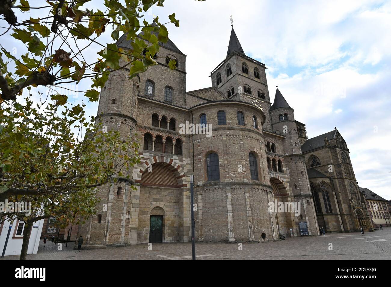 Trier, Deutschland. November 2020. Die Außenansicht der Hohen Domkirche St. Peter. Die katholischen Diözesen in Rheinland-Pfalz und im Saarland bereiten sich nach der neuen Regelung der kirchlichen Anerkennungszahlungen für Opfer von Missbrauch auf hohe Zahlungen vor. Quelle: Harald Tittel/-//dpa/Alamy Live News Stockfoto