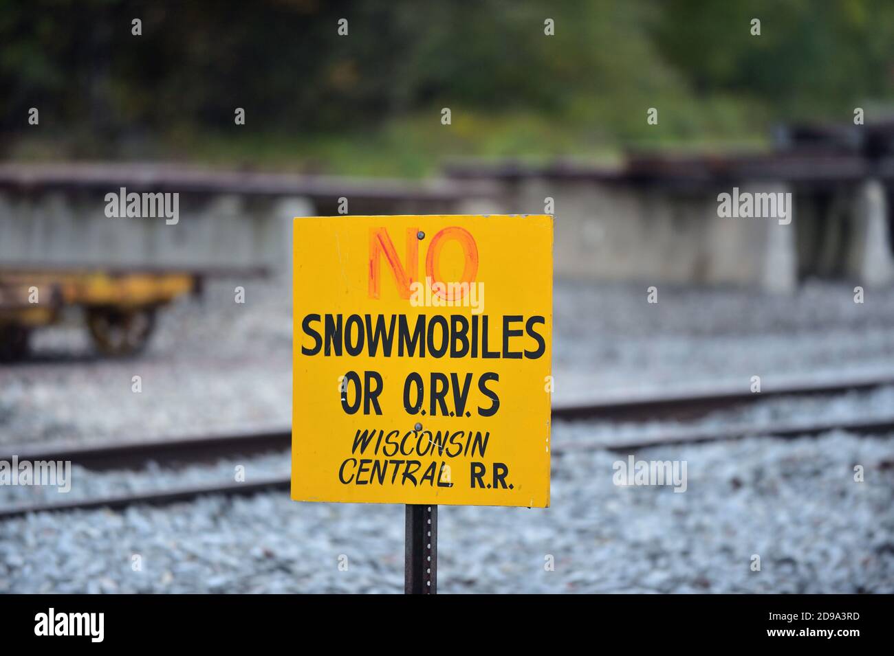 Forelle Lake, Michigan, USA. Ein höchst ungewöhnliches und sogar humorvolles Schild, das entlang der Eisenbahnstrecke auf der Upper Peninsula von Michigan angebracht ist. Stockfoto