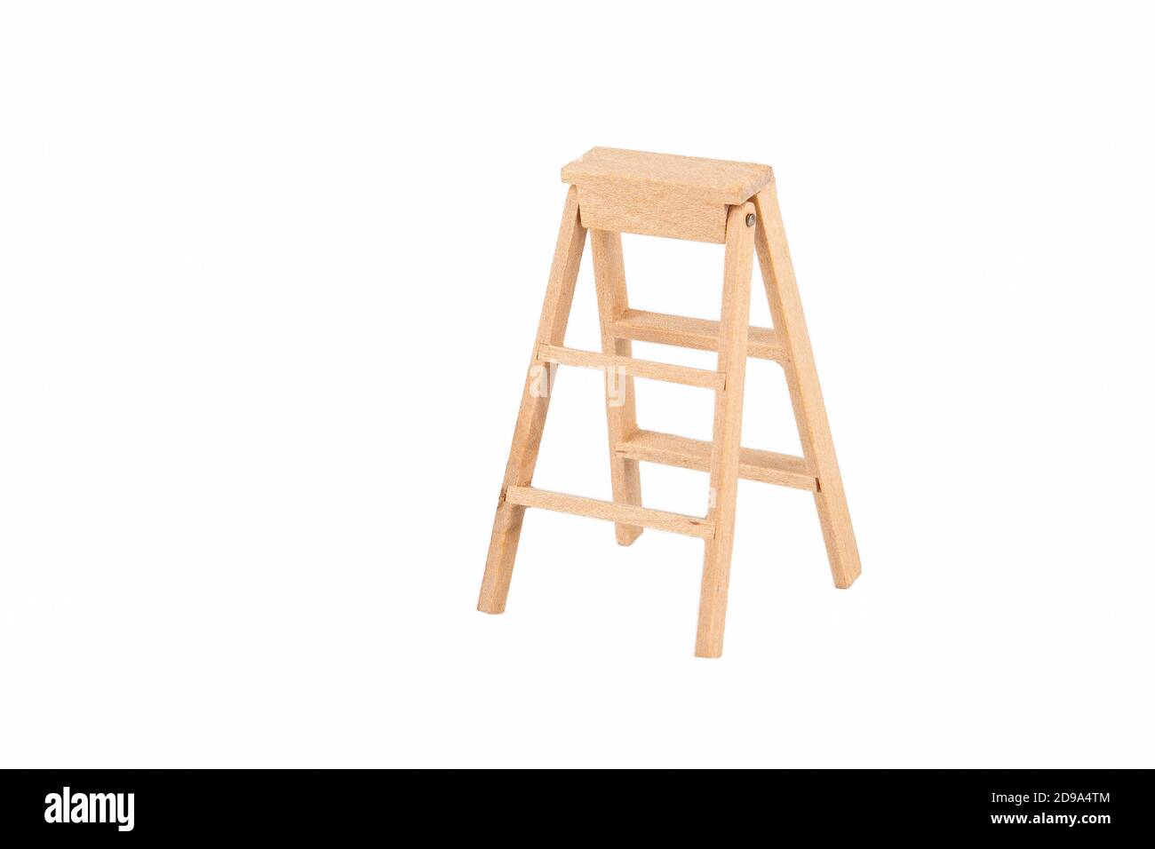 Holztreppe isoliert auf weißem Hintergrund. Miniaturfigur. Stockfoto
