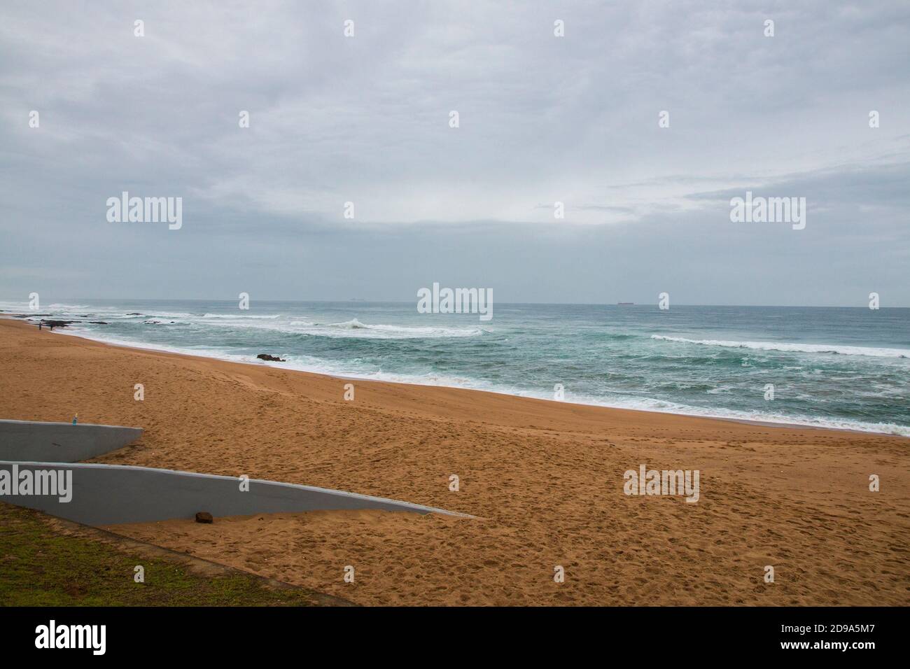 Sandstrand mit Fußabdrücken direkt vor der Küste Stockfoto