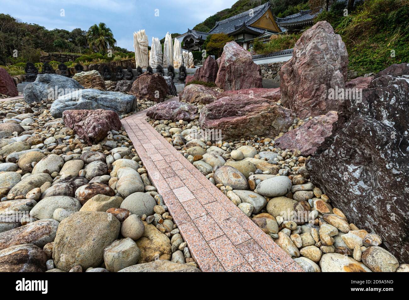 Tempel 38 Kongofuku-ji - Steingarten Steingarten Steingarten bei Kongofuku-ji - Die Aussicht auf Cape Ashizuri und den Pazifischen Ozean am Spitze des Ashizuri Peninsul Stockfoto