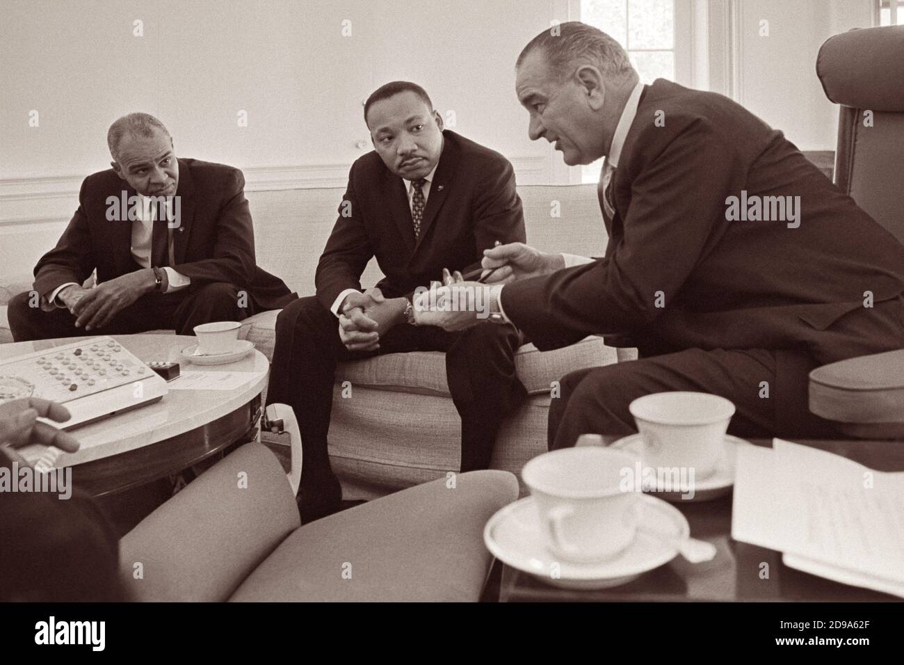 Roy Wilkins und Dr. Martin Luther King, Jr. treffen sich am 18. Januar 1964 im Oval Office des Weißen Hauses mit Präsident Lyndon B. Johnson. Stockfoto
