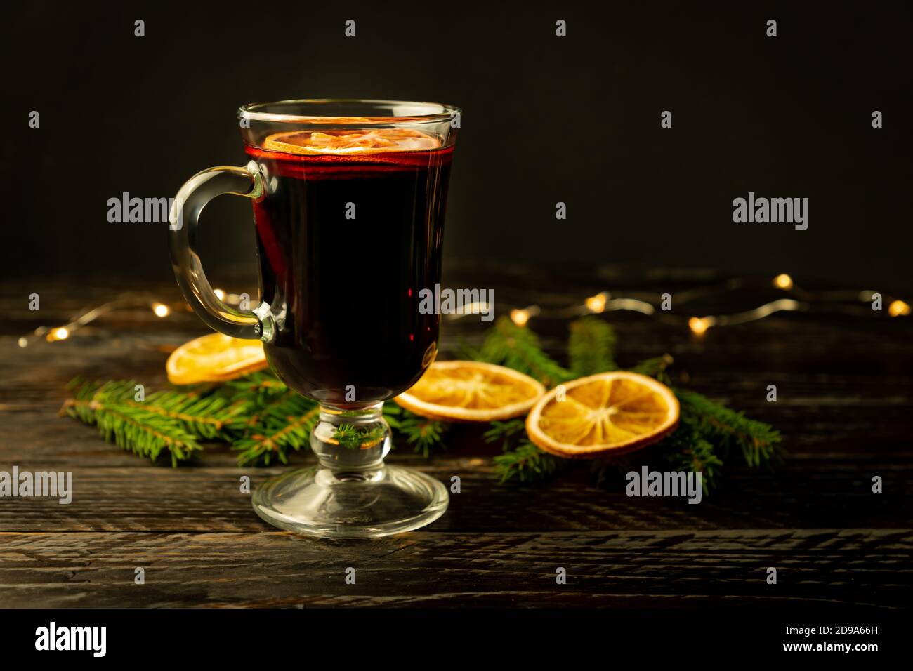 Glühwein mit Zimt und einer Orange und Pelzbaum Äste, ein Neujahr Stillleben. Stockfoto