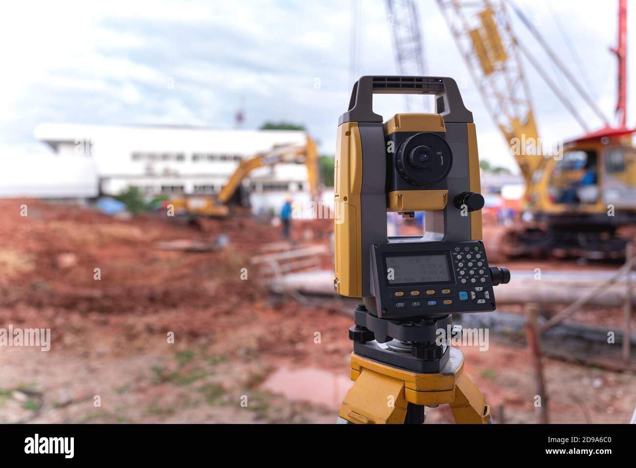 Theodolit Ausrüstung von Surveyor Bauingenieur während Vermessungsarbeiten in Baustelle Stockfoto