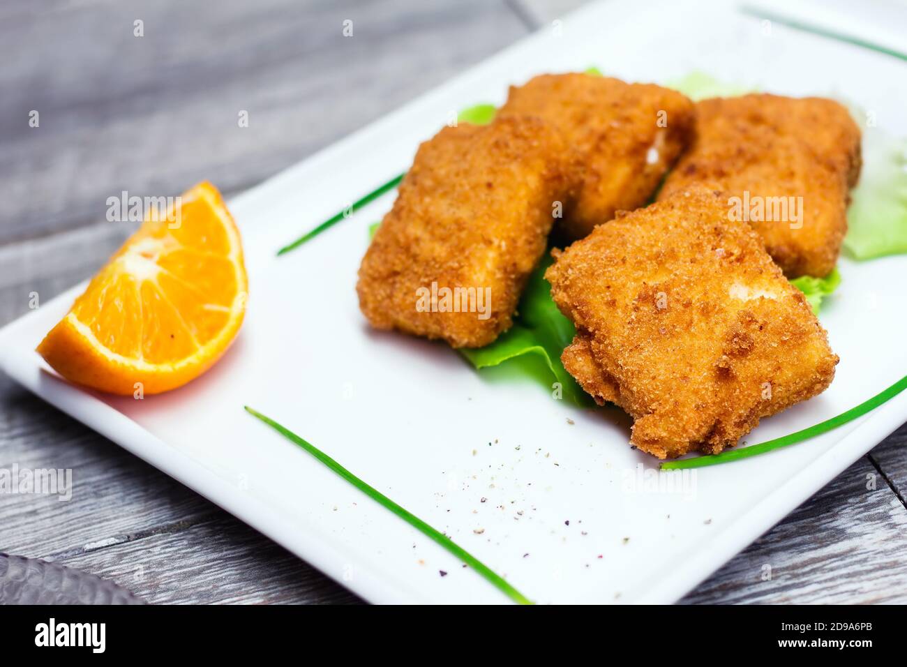 Panierter frittierter Schafskäse, selektiver Fokus Stockfoto