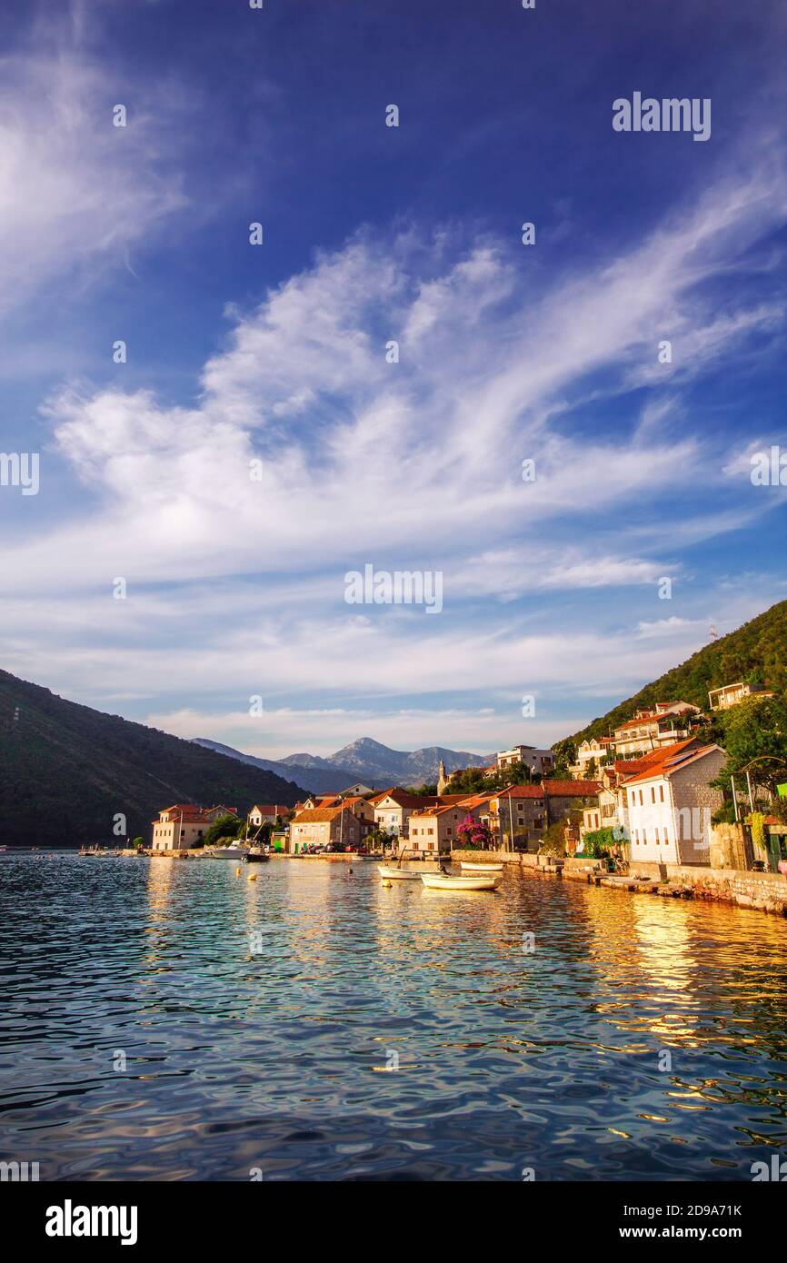 Lepetane, Montenegro - 09/10/2018 - Lepetane, ein kleines Fischerdorf mit Fährhafen in der Bucht von Kotor (Boka Kotorska) Stockfoto