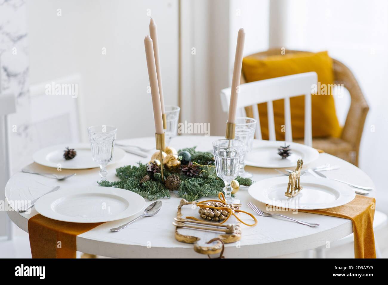 Schöne Tabelle Einstellung mit Weihnachtsschmuck im Wohnzimmer Stockfoto