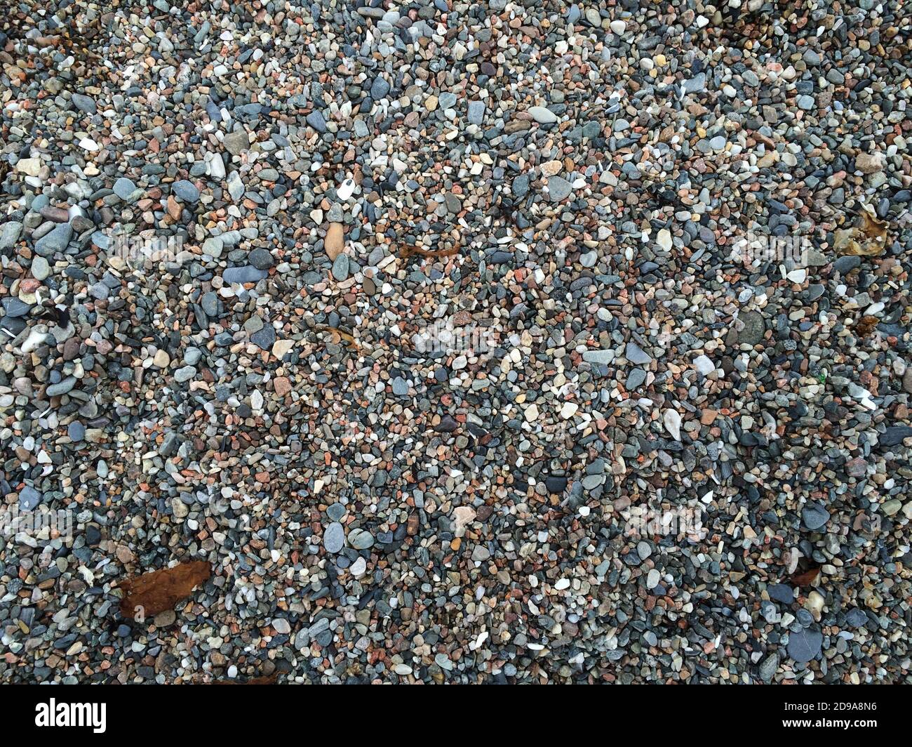 Draufsicht auf kleine und große Steine auf dem Boden Stockfoto