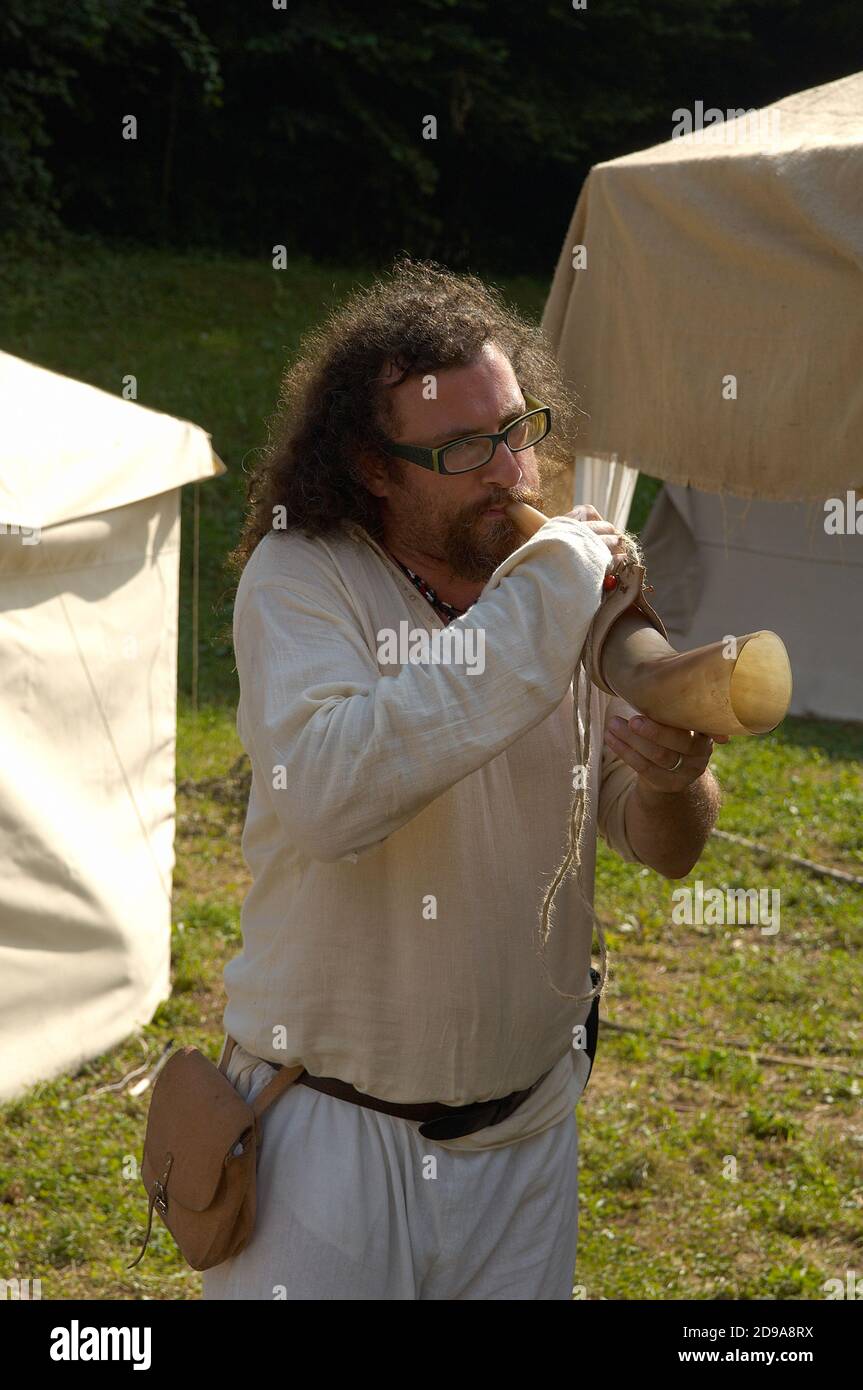 OME, ITALIEN - JULI 13, Feier des Keltentages,Darstellung in Kostümen des alten Lagers Keltisches Horn Juli 13, 2008 in OME, Italien Stockfoto