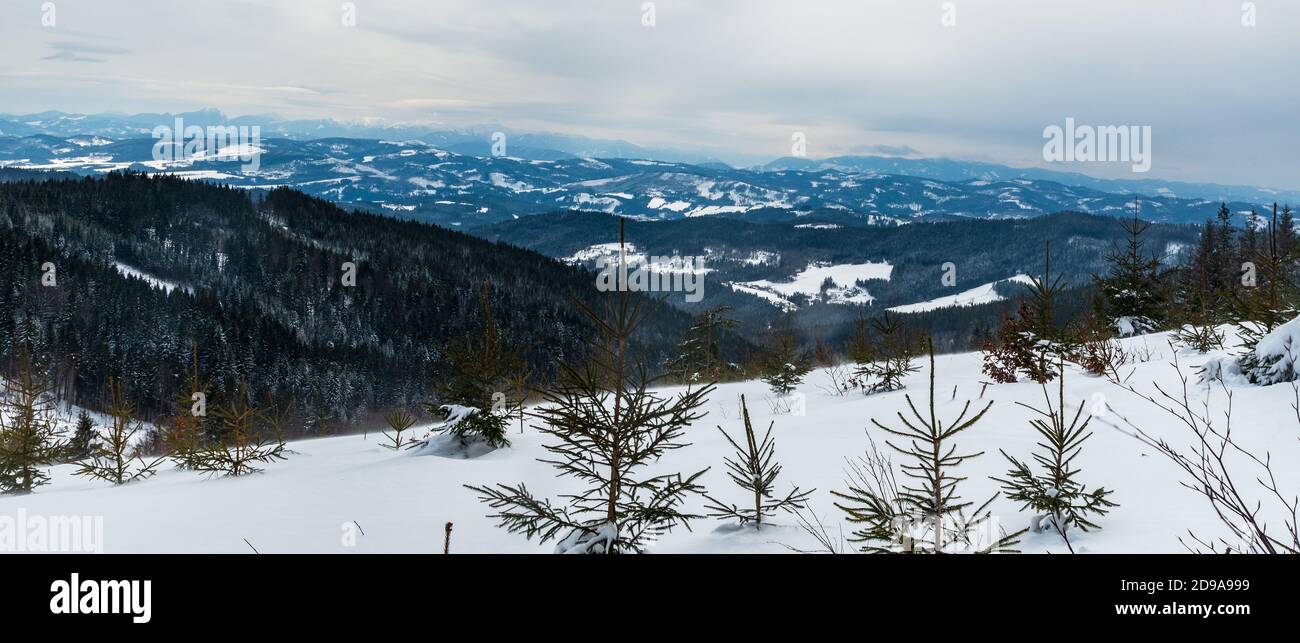Blick vom Kubonov-Hügel im Winter Moravskoslezske Beskiden-Berge an der tschechisch-slowakischen Grenze oberhalb des Dorfes Horni Lomna Stockfoto