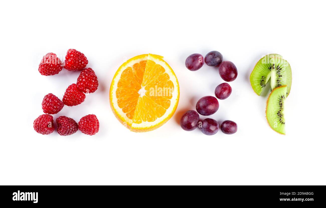 Neujahr 2021 aus Früchten auf weißem Hintergrund. Gesunde Ernährung Stockfoto