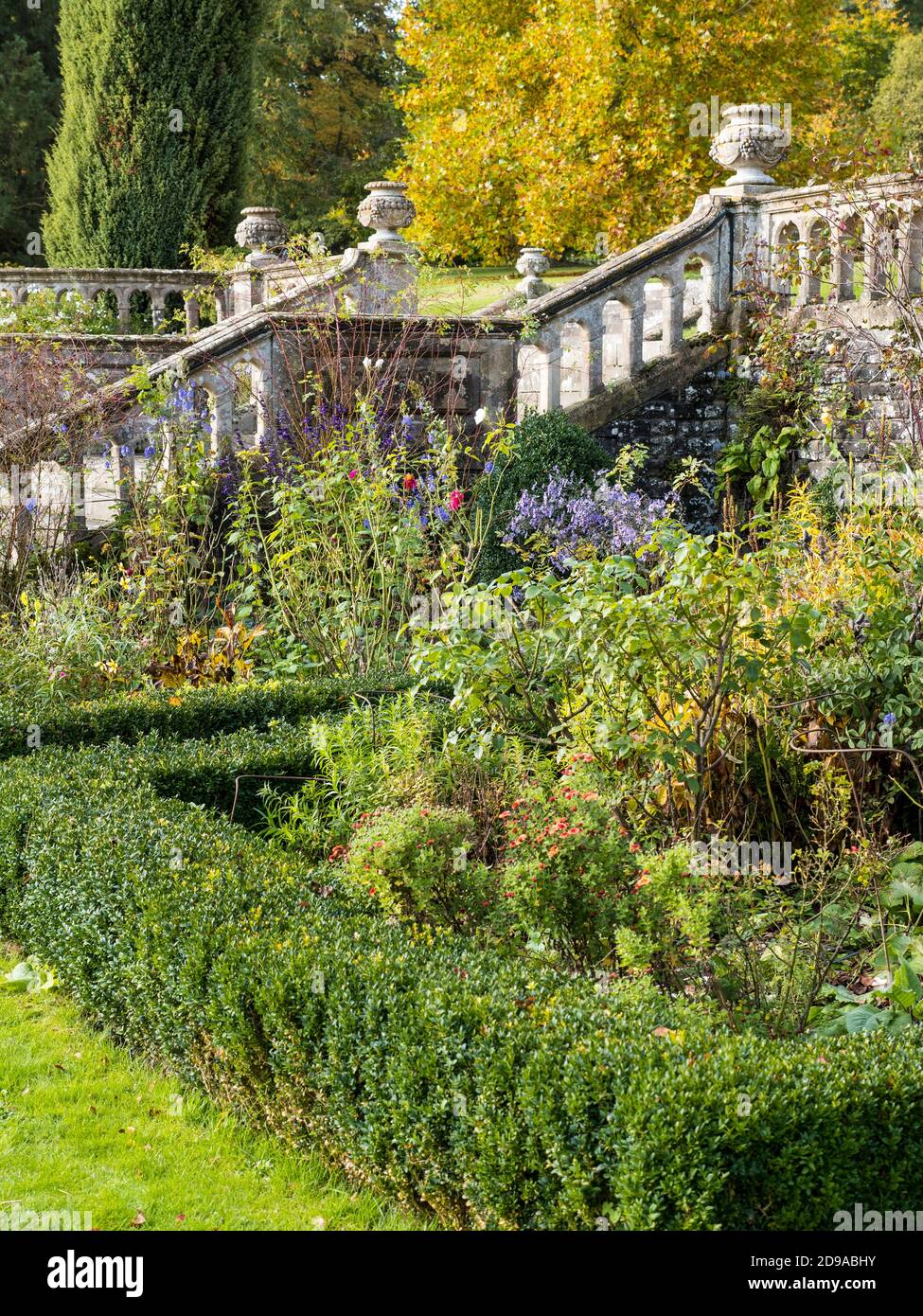 Treppen und Blumenbetten, Englefield House Gardens, Englefield Estate, Thale, Reading, Berkshire, England, Großbritannien, GB. Stockfoto