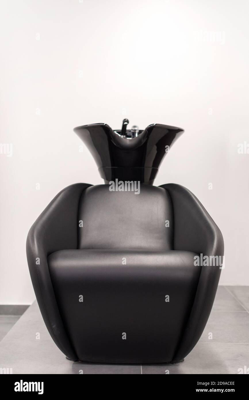 Stuhl und Waschbecken im Friseurladen Stockfoto