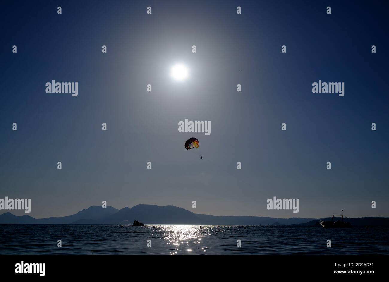 Kefalos, Griechenland. Oktober 2020. Touristen hängen an einem Fallschirm und lassen sich von einem Boot über das Meer bei Kefalos vor der Insel Kos in Griechenland schleppen. Quelle: Robert Michael/dpa-Zentralbild/ZB/dpa/Alamy Live News Stockfoto