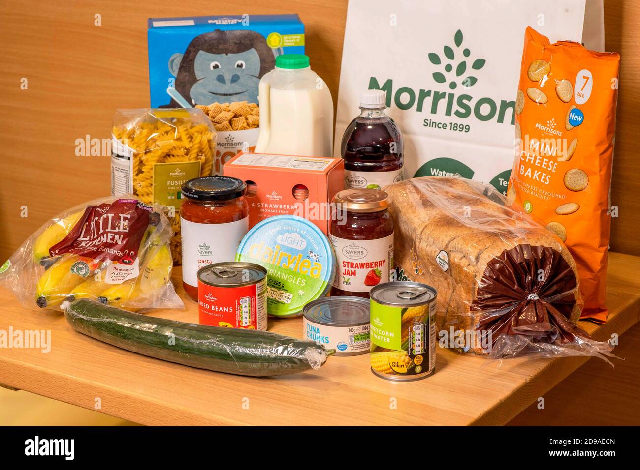 REDAKTIONELLE VERWENDUNG NUR EINE allgemeine Ansicht der Morrisons-Produkte, die in den kostenlosen Lebensmittelpaketen des Supermarkts gefunden werden, um selbstisolierende Schulkinder zu ernähren, die Anspruch auf kostenlose Schulmahlzeiten haben. Stockfoto