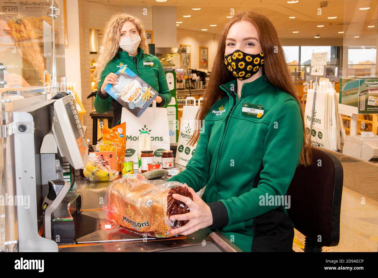 REDAKTIONELLE VERWENDUNG NUR Nicole Olive (links) und Katie Seamer von Morrisons packen Taschen an der Kasse im Barnsley-Laden in Yorkshire, da der Supermarkt einen neuen Service einführt, um selbstisolierende Schulkinder zu ernähren, die Anspruch auf kostenlose Schulmahlzeiten haben. Stockfoto
