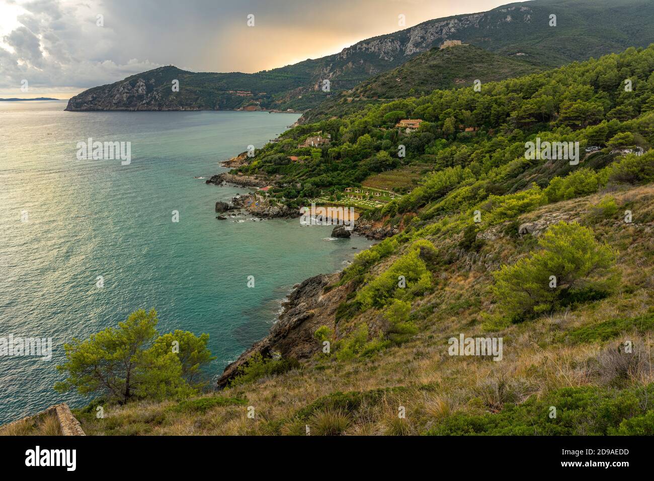Argentario Strand Riva del Marquis, von der spanischen Festung von Porto Ercole. Stockfoto