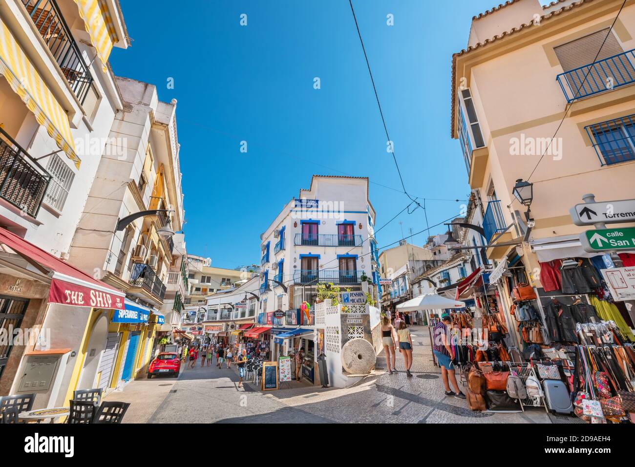 Touristen auf einer Calle del Bajondillo Straße. Torremolinos, Costa del Sol, Andalusien, Spanien Stockfoto