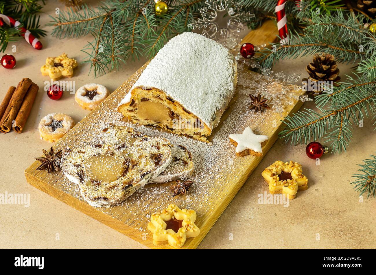 Weihnachtsstollen mit Marzipan. Stockfoto