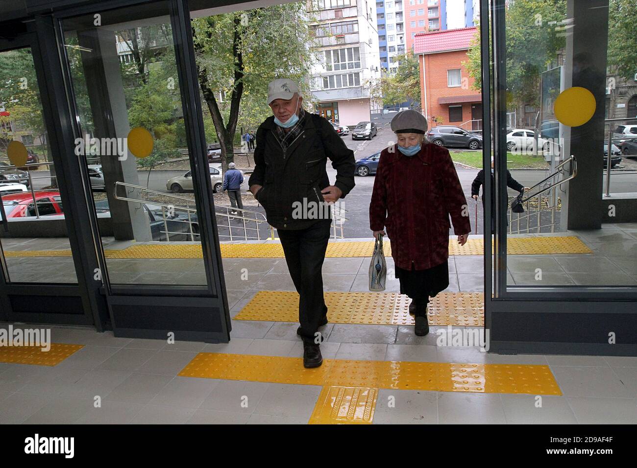 Non Exclusive: DNIPRO, UKRAINE - 3. NOVEMBER 2020 - ein alter Mann und eine Frau in reparierten primären Gesundheitszentrum N4, Dnipro, Zentralukraine. Stockfoto