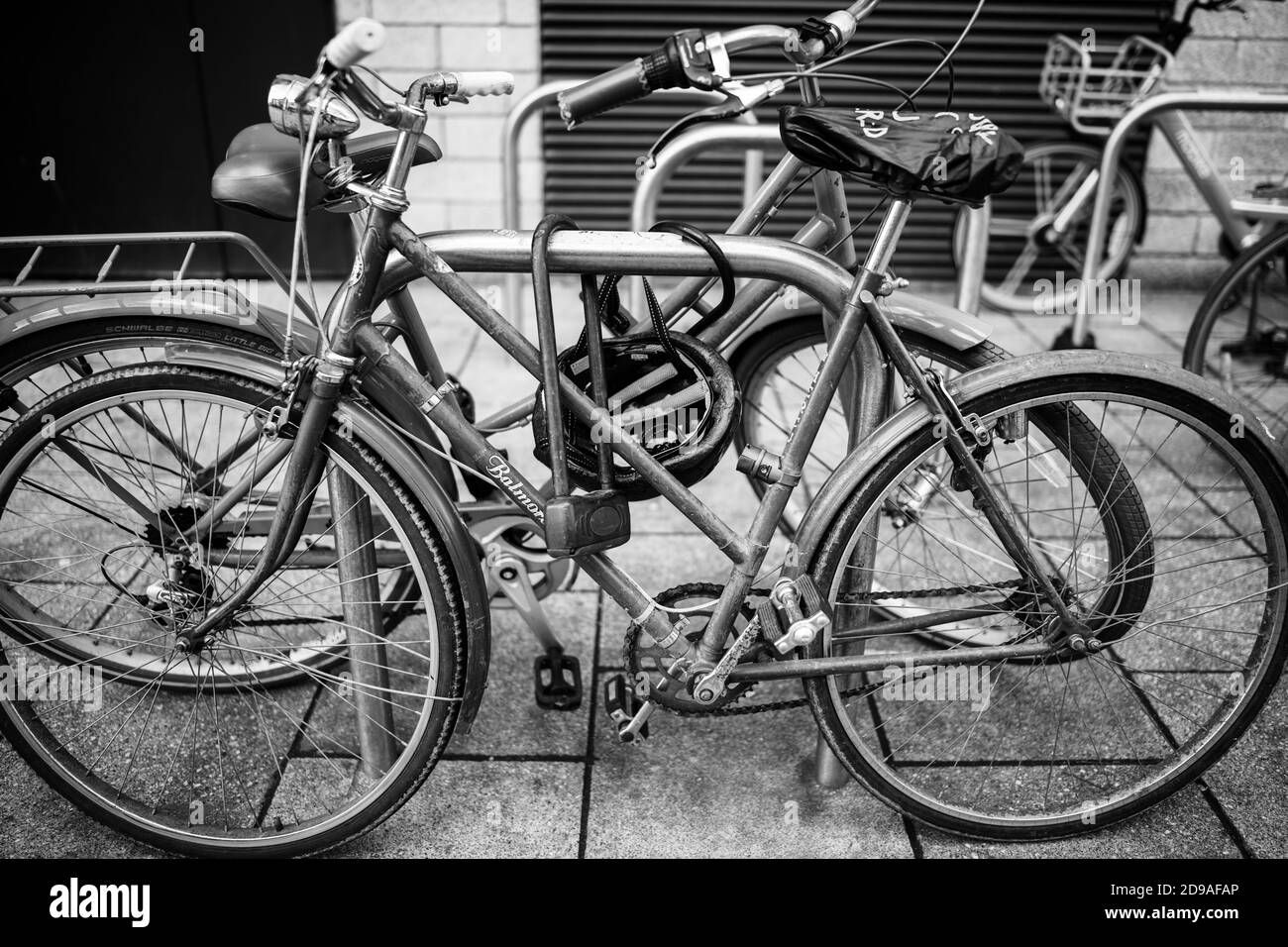 Die Fahrräder wurden in einer schwarzen Londoner Hauptstraße eingeschlossen Und weiß Stockfoto