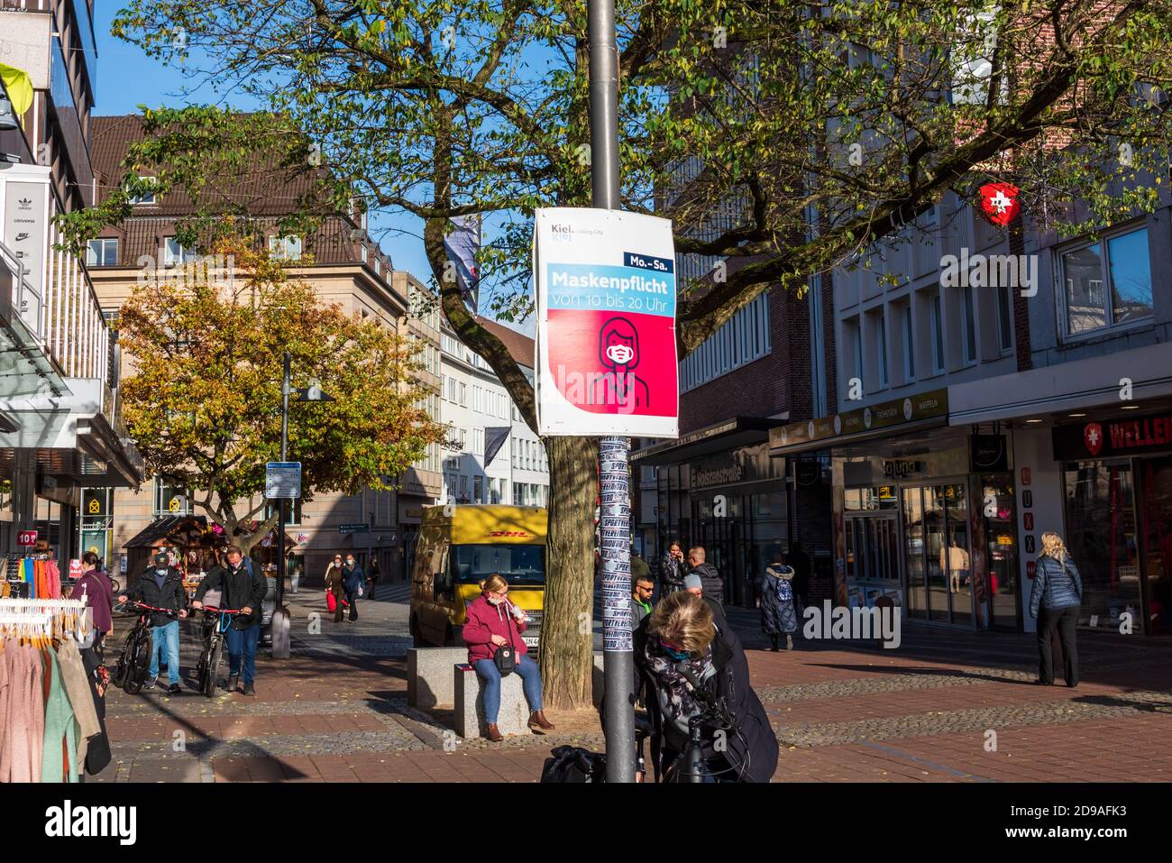 Kiel, 03. November 2020 auch in Schleswig-Holstein ist gestern (02.11.2020) die aktuelle Landesverordnung in Kraft getreten, um die Verbreitung des Co Stockfoto