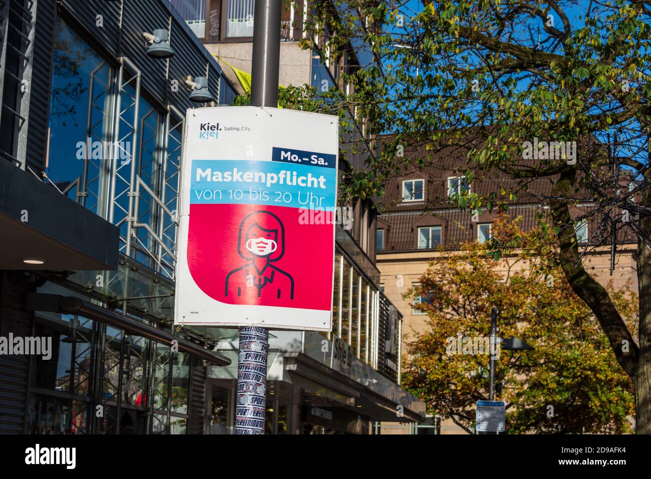 Kiel, 03. November 2020 auch in Schleswig-Holstein ist gestern (02.11.2020) die aktuelle Landesverordnung in Kraft getreten, um die Verbreitung des Co Stockfoto