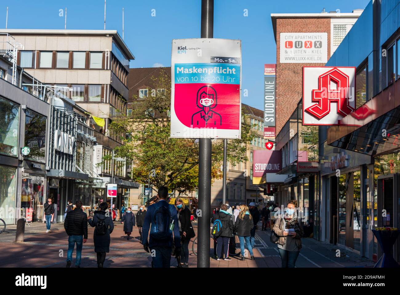 Kiel, 03. November 2020 auch in Schleswig-Holstein ist gestern (02.11.2020) die aktuelle Landesverordnung in Kraft getreten, um die Verbreitung des Co Stockfoto