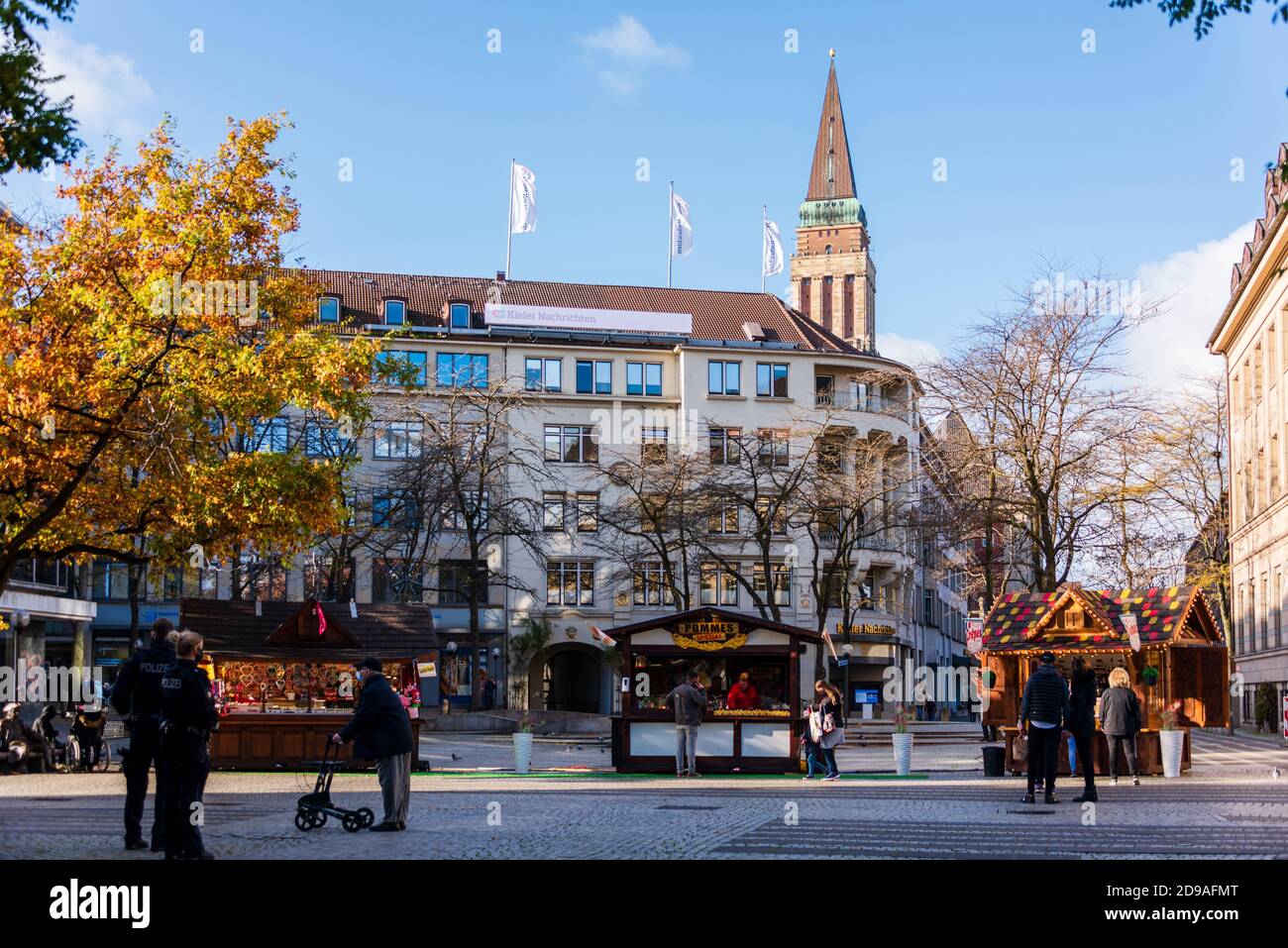 Kiel, 03. November 2020 auch in Schleswig-Holstein ist gestern (02.11.2020) die aktuelle Landesverordnung in Kraft getreten, um die Verbreitung des Co Stockfoto