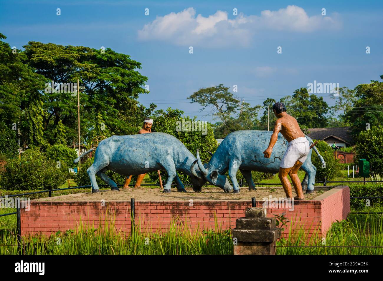 buffalo Fights Statue in Rang ghar sibsagar assam, ist ein zweistöckiges Gebäude, das einst als königlicher Sport-Pavillon diente Stockfoto
