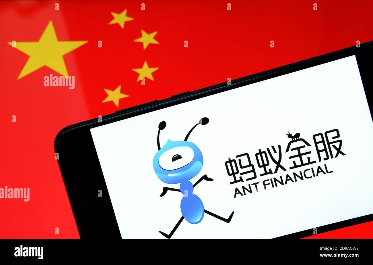 ANT Financial Logo auf dem Smartphone-Bildschirm auf dem Bildschirm mit Flagge von China platziert. Konzeptionelles Foto. Stockfoto