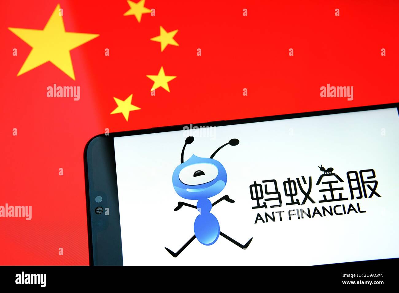 ANT Financial Logo auf dem Smartphone-Bildschirm auf dem Bildschirm mit Flagge von China platziert. Konzeptionelles Foto. Stockfoto