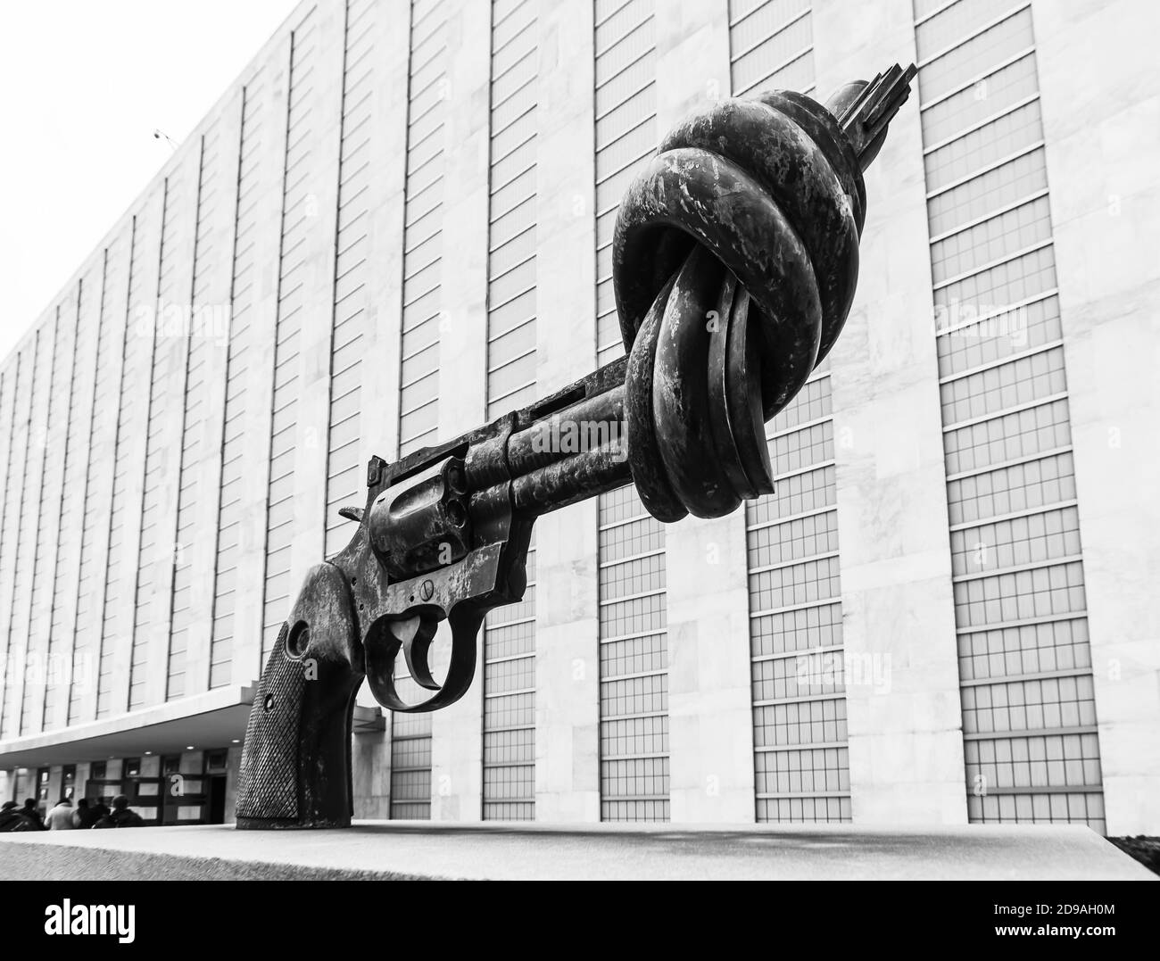 NEW YORK, USA - 20. Feb 2019: Non-Violence ist eine Bronzeskulptur des schwedischen Künstlers Carl Reutersward eines überdimensionalen Colt Python .357 Magnum Revolver w Stockfoto