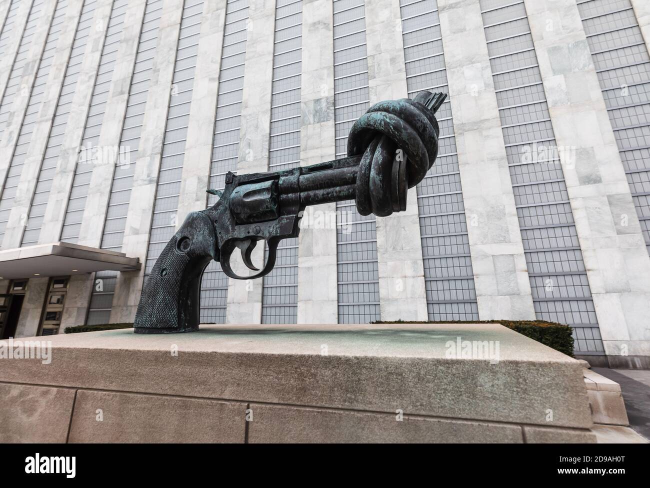 NEW YORK, USA - 20. Feb 2019: Non-Violence ist eine Bronzeskulptur des schwedischen Künstlers Carl Reutersward eines überdimensionalen Colt Python .357 Magnum Revolver w Stockfoto