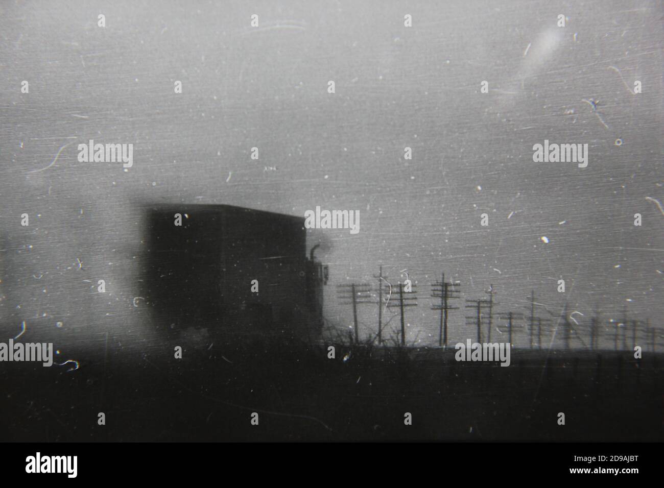 Feine Vintage-Schwarz-Weiß-Fotografie der 1970er Jahre des Nebels und der  Stromleitungen gesehen, während auf der Straße auf einer frühen  Morgenfahrt, während ein LKW-Geschwindigkeit vorbei Stockfotografie - Alamy